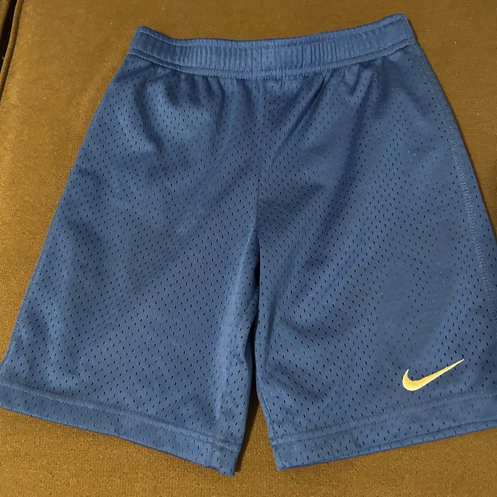 Boys Nike dri fit size 6-7 y